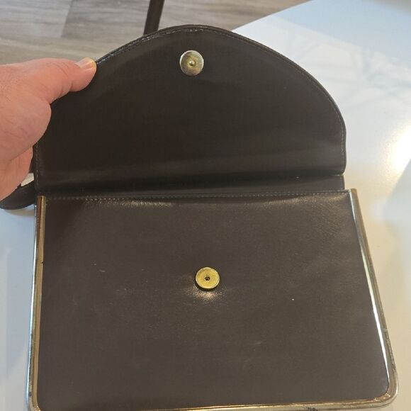 Elegant Brown Leather Shoulder Bag - Picture 2 of 8